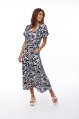 Vestido midi con estampado floral en tonos azul marino y blanco, escote en V, mangas cortas y falda acampanada con cinturón ajustable.