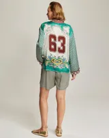 Camisa con cuello abotonado con diseño geométrico y mangas largas con puños acampanados.