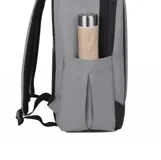 Mochila gris con detalles en negro, de tela rígida con dos asas acolchadas y espalda ergonómica. Cuenta con compartimento acolchado para laptop, bolsillo frontal con cierre y puerto USB externo.