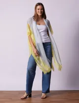 Kimono Barrington con estampado de rayas horizontales en tonos azul, rosa y dorado.