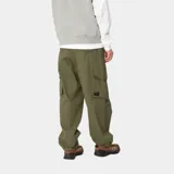 Pantalón cargo verde oliva de corte holgado, con múltiples bolsillos con solapa y cierre de botón a presión.