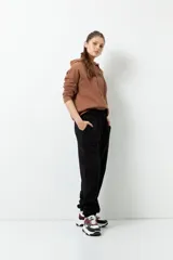 Babucha deportiva burgundy de algodón con felpa interior, con bolsillos laterales y elástico en la cintura y puños.