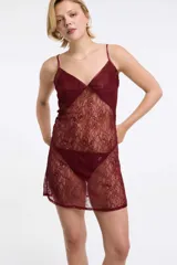 Camisón corto de encaje color burdeos con breteles finos.