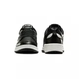 Zapatillas deportivas de cuero negro con detalles en blanco y diseño clásico de Converse.