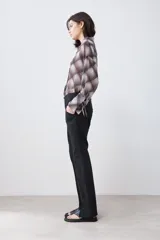 Pantalón negro de corte recto con tajos en el ruedo.
