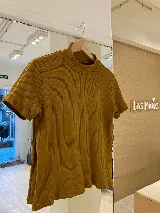 Polera color ocre de manga corta, cuello alto y tejido de morley y algodón.