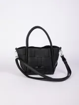 Cartera negra de símil cuero con diseño entramado, asas fijas y correa regulable y desmontable.