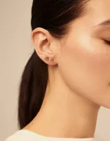 Pendiente tipo piercing de aleación de metales, bañado en plata, con forma de luna.