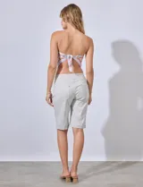 Bermuda en gabardina elastizada con pretina ancha y bolsillos delanteros y traseros, de marca Zac & Rachel.