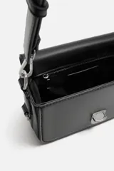 Bandolera marrón de cuero sintético con correa ajustable y extraíble. Tiene cierre metálico y bolsillo interno con cremallera.