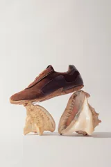 Championes acordonados de cuero color marrón con suela de goma.