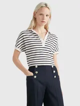Chomba de corte amplio con diseño de rayas horizontales en blanco y azul marino. Tiene cuello en V y mangas cortas.
