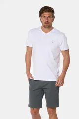 Bermuda gris confeccionada en algodón con elasticidad, bolsillos laterales y detalle en bolsillo trasero.