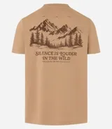 Remera color beige de algodón, corte comfort, con cuello redondo y mangas cortas. Presenta estampa de montañas y texto "Silence is louder in the wild".