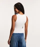 Musculosa blanca básica sin estampa, de cuello redondo y corte ajustado. Confeccionada en tejido de poliamida y elastano.