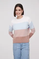 Sweater de punto a rayas horizontales en colores blanco, celeste, rosa y marrón.