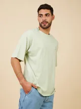 Remera negra de algodón con calce relaxed y logo cuadrado en el pecho.