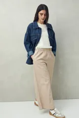 Pantalón baggy color beige de algodón con cintura elastizada.