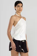 Top halter blanco de lino italiano con hilo metalizado y escote con cordón ajustable.