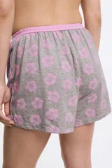 Short blanco con estampado de pequeñas flores rojas, cintura elastizada.