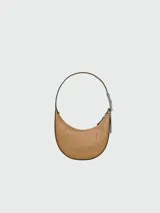 Cartera hobo de cuero en color tostado, con diseño suave y asa ajustable.