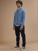 Campera con capucha de toalla de algodón color verde azulado, con cierre frontal y bolsillos laterales.