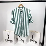 Camisa de cuello mao en rayas verde y blanco, de manga larga, confeccionada en algodón 100%.