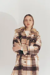 Tapado largo con estampado a cuadros en tonos marrón, beige y blanco. Presenta cuello con solapa y detalle de piel sintética.