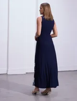 Vestido largo de punto color azul marino con estampado de flores blancas y celestes en el ruedo y en la parte superior.