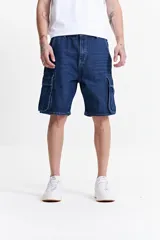 Bermuda de jean azul con efecto lavado, corte recto y bolsillos cargo laterales.