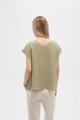 Blusa color verde oliva de poliéster, lisa, holgada y con cuello en V.