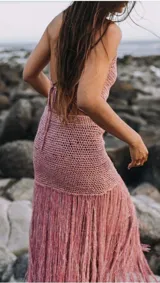 Pollera larga tejida a mano en crochet con hilado de seda y flecos largos. Presenta elástico en la cintura.