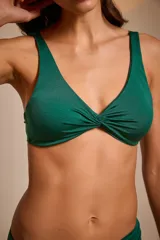 Traje de baño de dos piezas con estampado floral en tonos rosados, naranjas y fucsias. El corpiño es de triángulo con detalle de nudo en el centro y la bombacha es de corte clásico con frunces laterales.