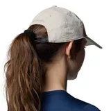 Gorra unisex color beige con logo estampado en el frente y cierre ajustable en la parte posterior.