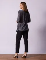 Blusa de modal estampado en tonos grises, marca Ruby Rd. Tiene corte holgado, mangas tres cuartos y cuello redondo. El frente está decorado con apliques de brillos.