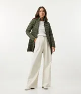 Campera puffer larga color verde militar, confeccionada en poliamida con relleno de poliéster. Tiene capucha ajustable, cierre frontal con cremallera, cuello alto y bolsillos laterales.