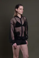 Bomber negra de tul transparente con cierre frontal y bolsillos con solapa.