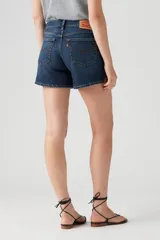 Shorts de jean de tiro alto, color azul oscuro, con corte a la rodilla.