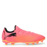 Championes de fútbol Puma modelo Future 7 Play para hombre. Presentan una capellada sintética blanca con el logo de la marca en negro, diseño ergonómico con cordones y suela con tapones en colores rosado y celeste.