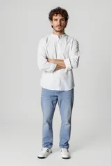 Camisa blanca de cuello mao y mangas 3/4 con botón para sujetar.