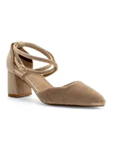 Zapato de tacón beige con punta fina, tiras cruzadas en el empeine y ajuste con hebilla en el tobillo.