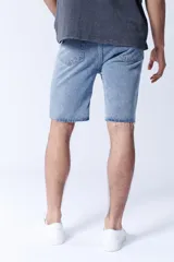 Bermuda de jean celeste con bajo deshilachado.