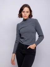 Polera de cuello alto y mangas fruncidas, en un color gris oscuro, con un diseño femenino y versátil.