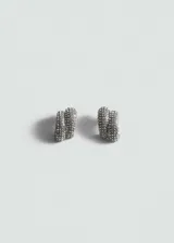 Par de aros plateados con forma irregular y cristales facetados incrustados.