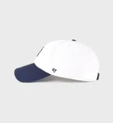 Gorra de béisbol blanca con visera azul marino y logo de los Yankees bordado en azul marino. Confeccionada en sarga de algodón, con cierre ajustable y diseño de seis paneles sin estructura.