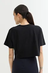 Remera color beige, de corte cropped y estilo oversized.