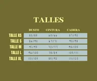 Sweater de tejido de punto con rayas horizontales anchas en tonos rosa claro y celeste/azul pálido. Presenta un corte holgado y cuello redondo.