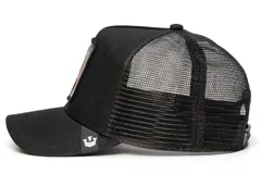 Gorra negra estilo trucker con parche frontal bordado de un oso y el texto 'Murder'.