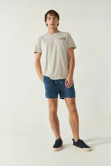 Short de baño estampado con cintura elástica ajustable con cordón, dos bolsillos laterales y uno trasero. Confeccionado en tela ligera de secado rápido y logo bordado.