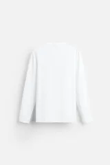 Camiseta negra de manga larga y cuello redondo, corte slim fit.